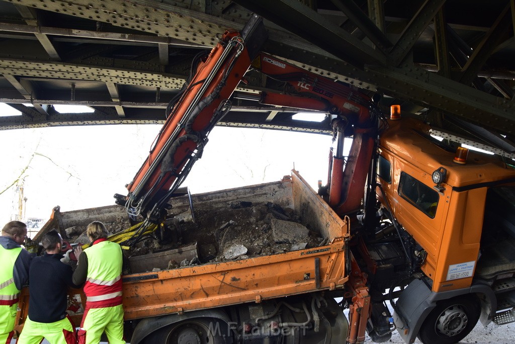 LKW blieb unter Bruecke haengen Koeln Deutz Deutz Muelheimerstr P084.JPG - Miklos Laubert